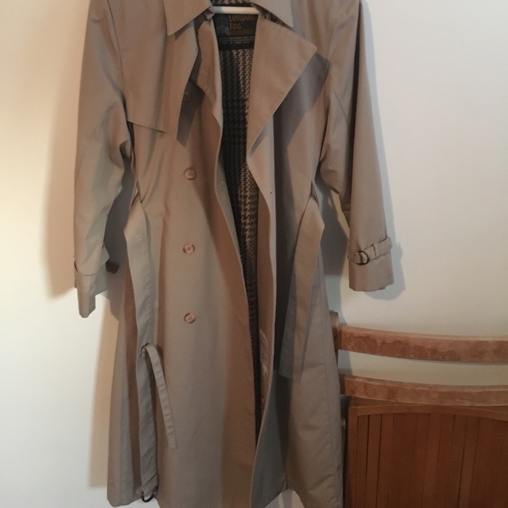 Vintage London Fog trench size 6, a classic coat